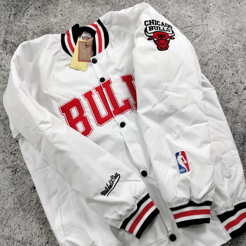 VARSITY BULLS MITCHELL&amp;NESS PUTIH AUTHENTIC FULLTAG &amp; LEBEL