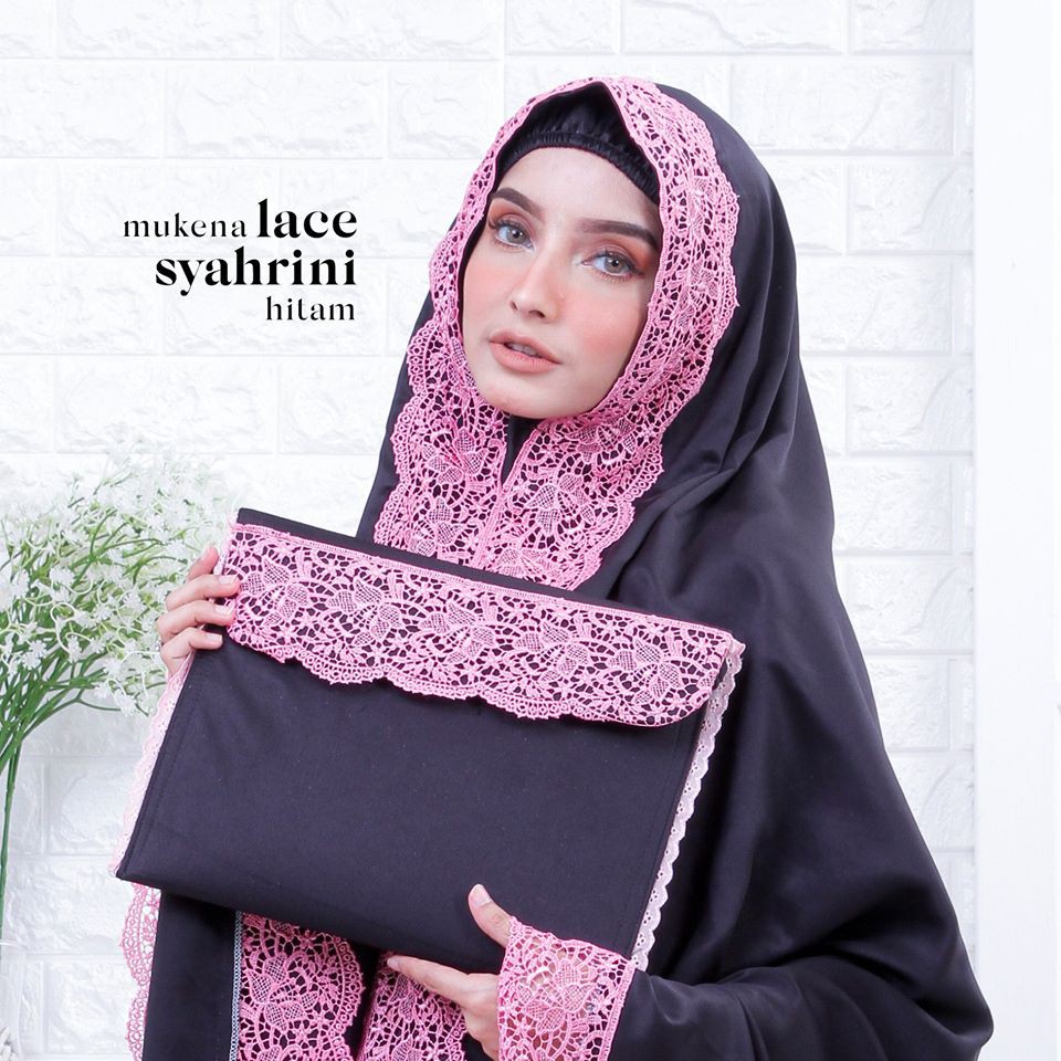 MUKENA DEWASA JUMBO BAHAN SATIN VELVET SUPER ADEM INCLUDE TAS CANTIK MOTIF RENDA LACE SYAHRINI