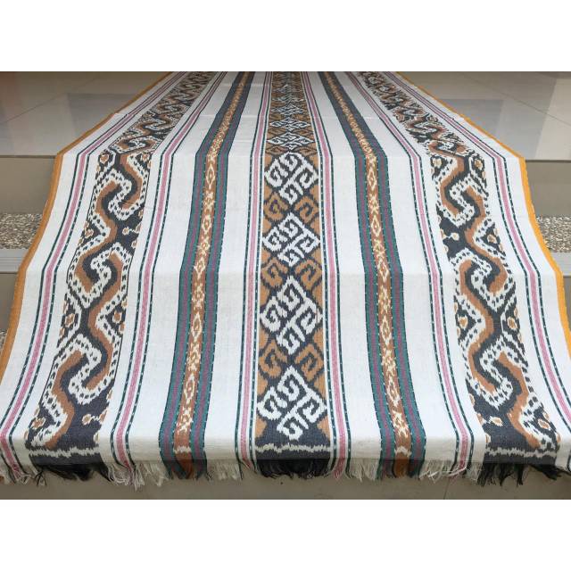 Kain tenun ikat etnik toraja putih salur