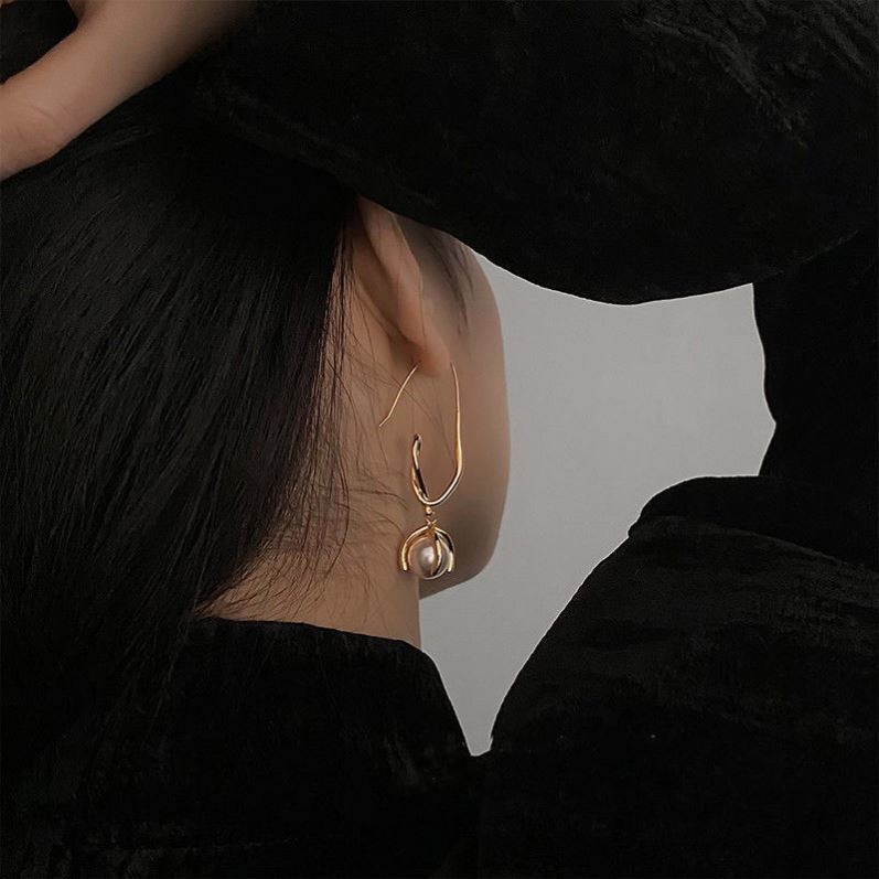 Anting Tusuk Gantung Desain Lilit Hias Mutiara Gaya Unik / Mewah Untuk Wanita