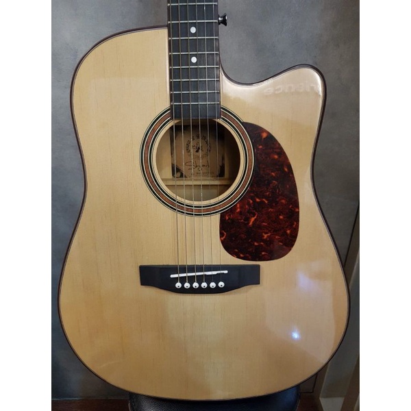 Preloved gitar merk skylark