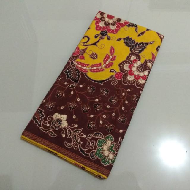 Kain batik hitam manis jarik motif bunga rambat kuning