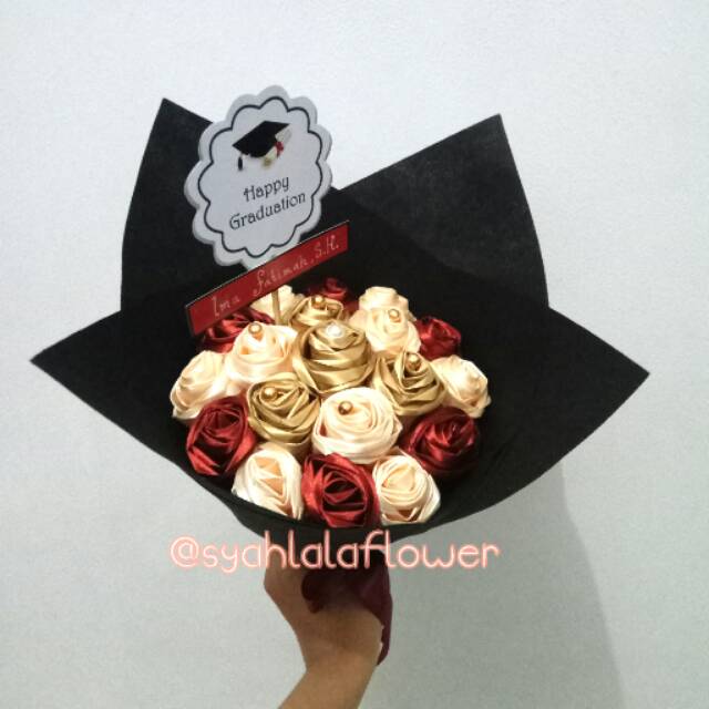 Buket bunga satin - wisuda gold red cream