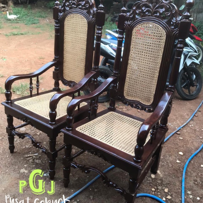 KURSI RAJA ROTAN ANTIK