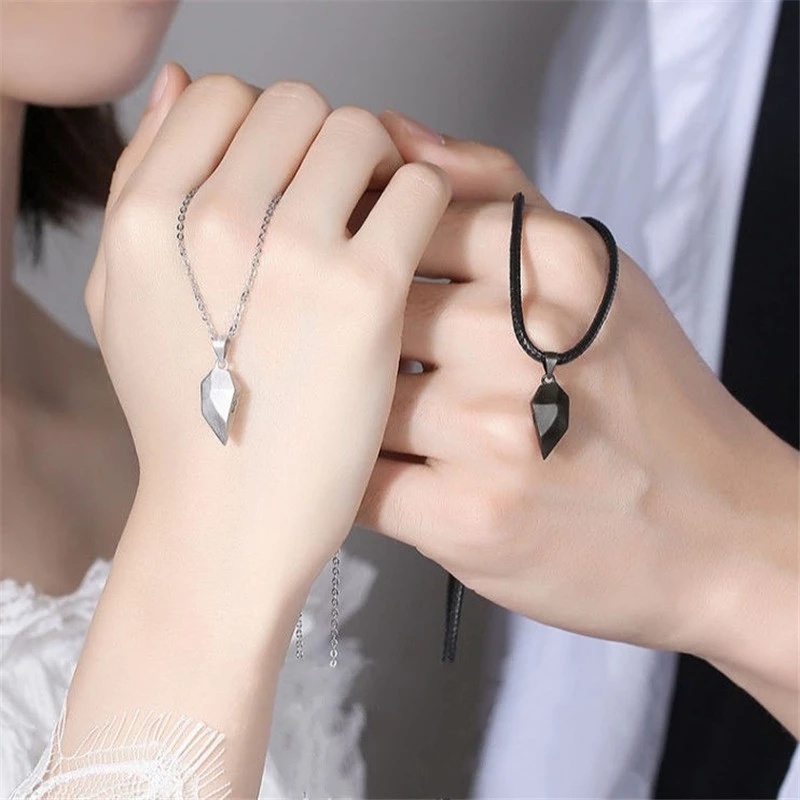 [2Pcs Personality Magnetic Couple Pendant Necklace] [Creative Lovers Heart Pendant Distance Faceted Charm Necklace] [Popular Choker Necklace Women Valentine's Day Gift]