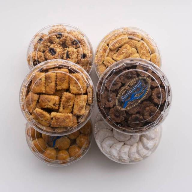 

Kue Kering ( Cookies Kacang, Kastengel, Cookies Coklat, Putri Salju, Butter Cookies, Nastar)