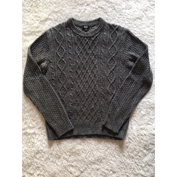Sweater Uniqlo Kepang Preloved