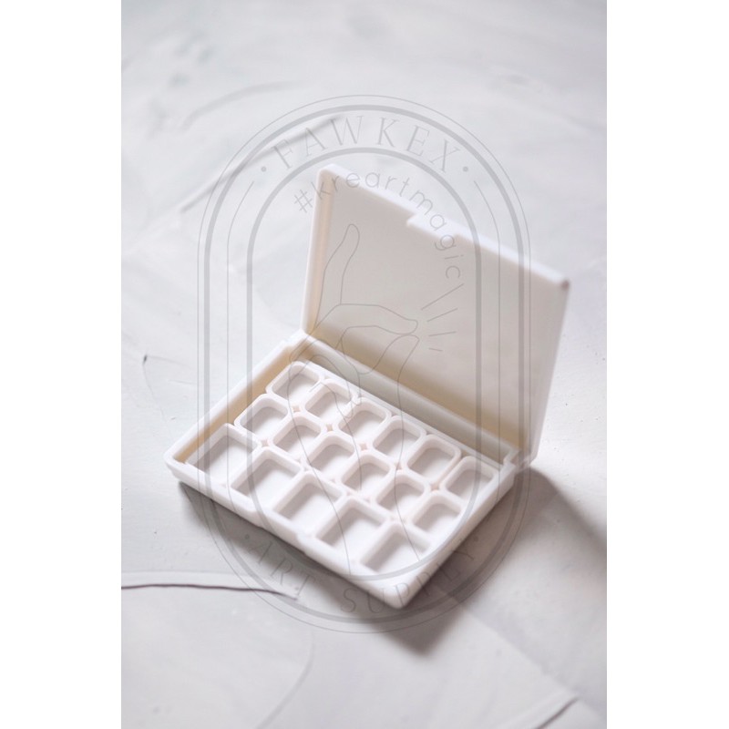 

Mini / Travel Watercolor Palette Bahan Plastik Tebal (Empty/ No Pan included)