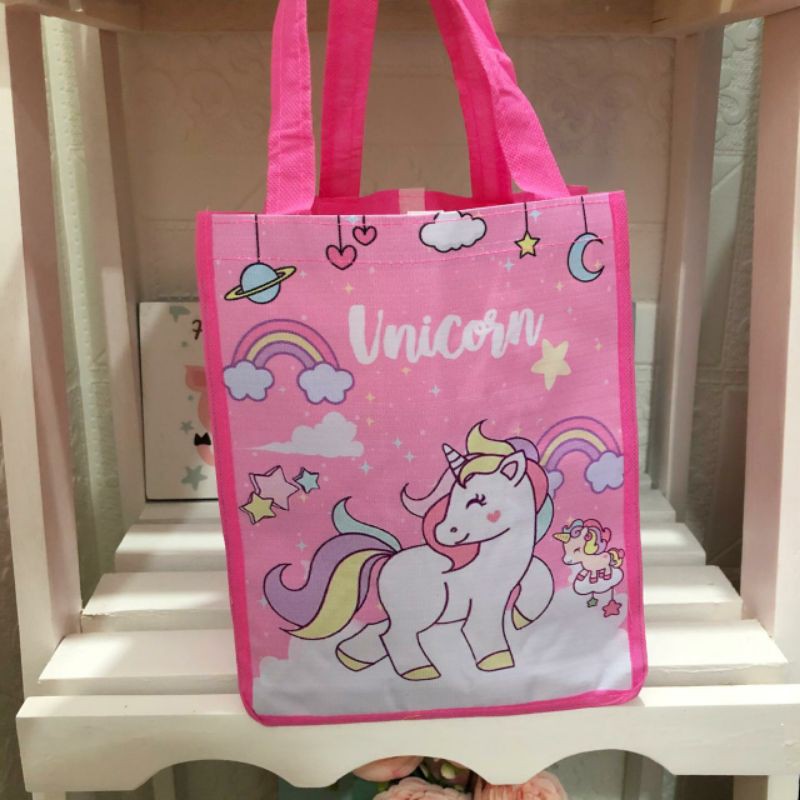 

Tas Tenteng Spunbond Full Unicorn