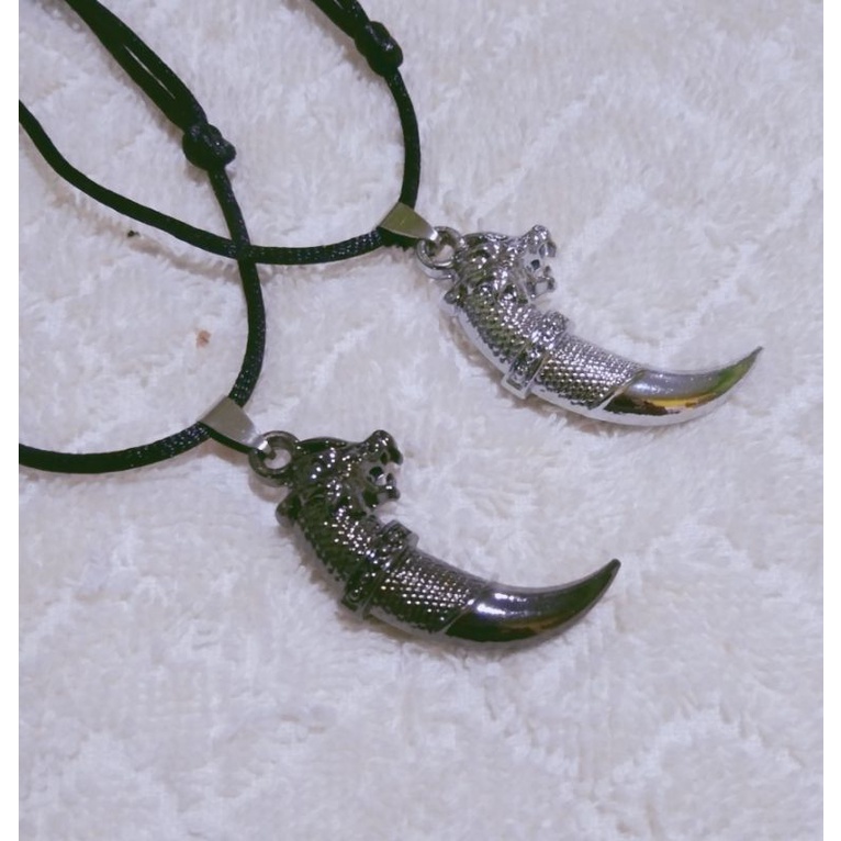 kalung tali liontin taring singa