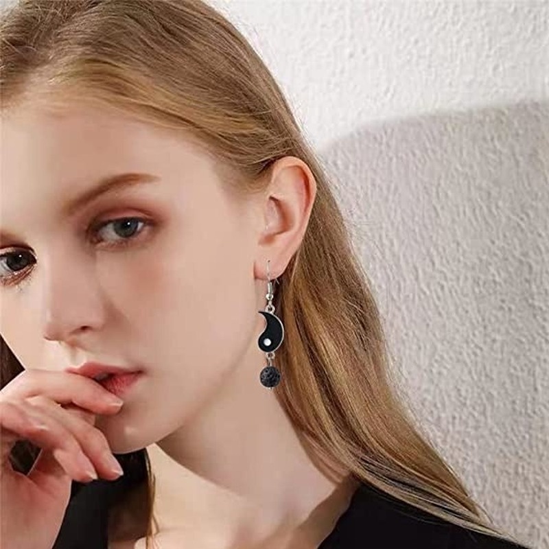 1 Pasang Anting Kait Bentuk Yin Yang Asimetris Bahan Alloy Warna Hitam Putih Gaya China