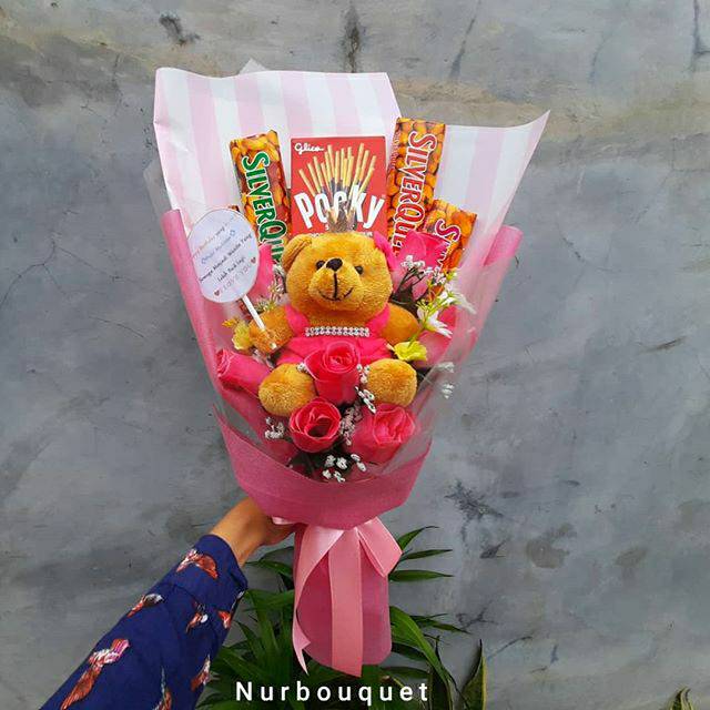 Bouquet bunga artificial, coklat dan boneka teddy bear / bouquet snack graduation