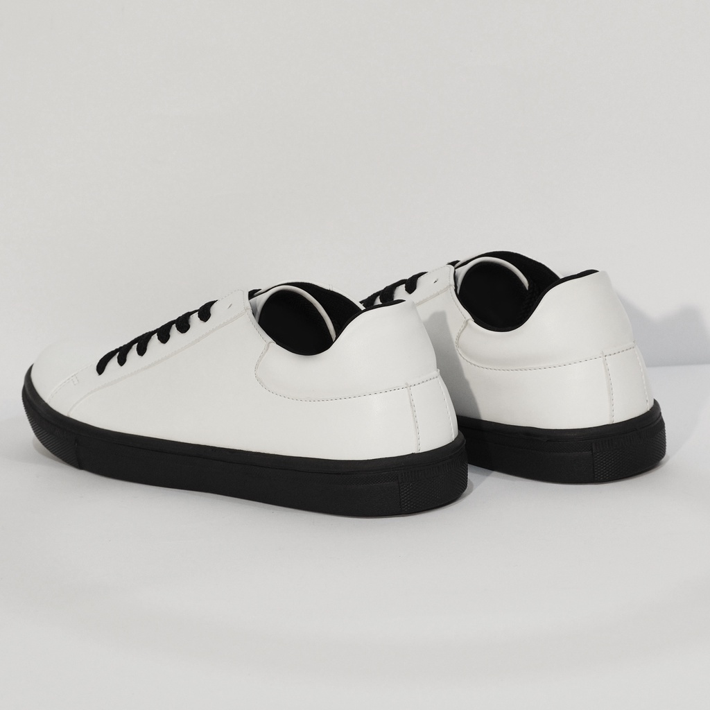 Sepatu Sneakers Casual Pria Original Footwear | SB OCTA WHITE BLACK