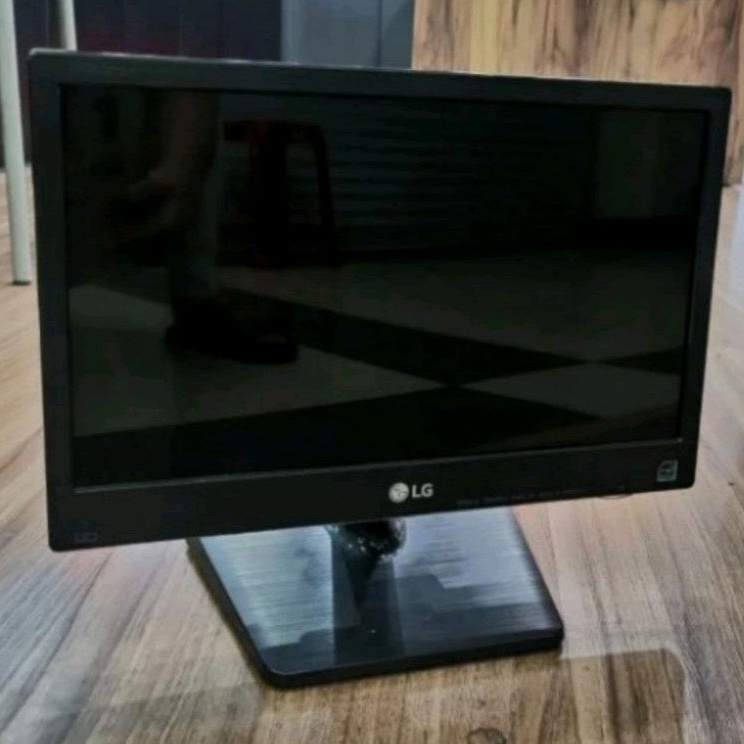 Monitor LED LG 16 Inch, Mulus, Seperti Baru, Bergaransi, Lengkap Kabel