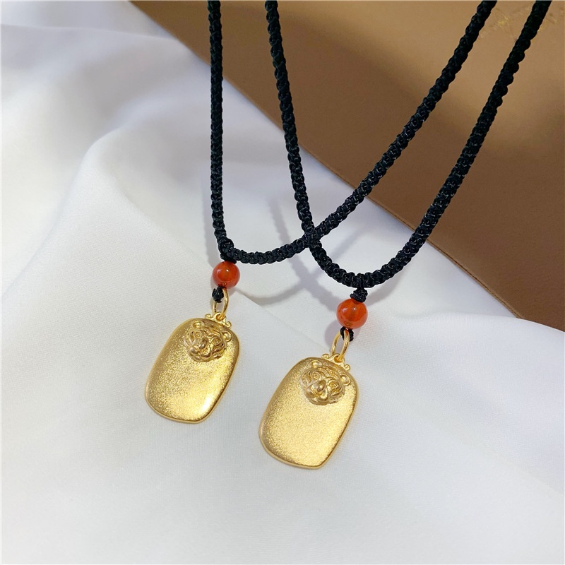 Kalung Tali Hitam Adjustable Dengan Liontin Harimau Emas Kecil Untuk Wanita N-22069