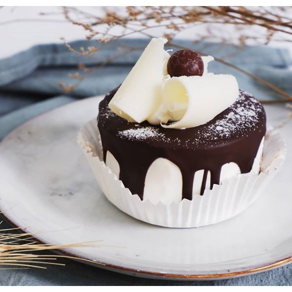 

Kue Ulang Tahun Black Forest White Roll Black Ball - Mini Cake