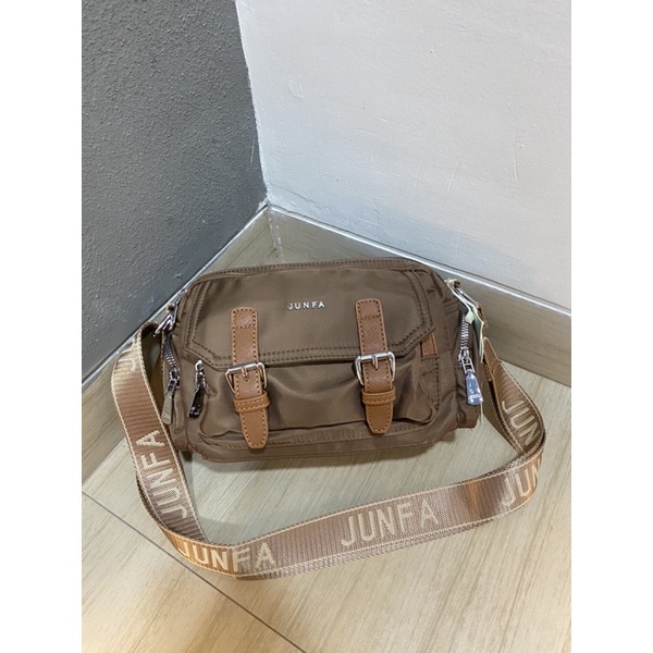 Tas selempang Junfa Bahan Parasut Terbaru. Size 27x12x15 cm. Tas Wanita Tas Selempang wanita Import Tas Junfa Import BEST SELLER TERBARU BISA BAYAR DITEMPAT.!!!!