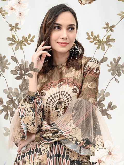 Nada Dress in Pinewood - Wearing Klamby