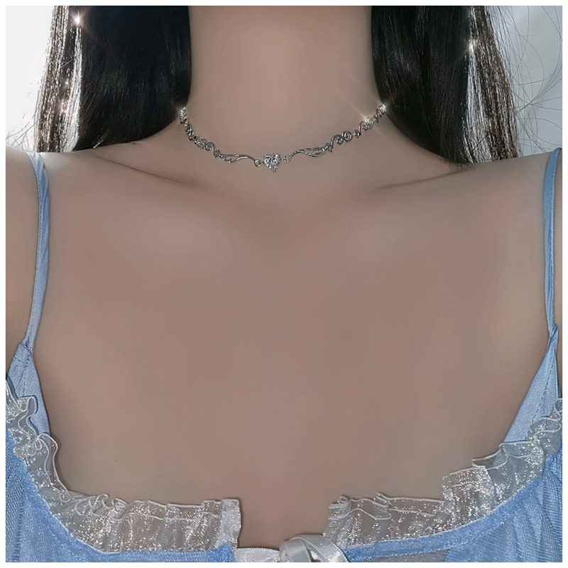 Kalung Rantai Choker Desain Hati Sayap Malaikat Aksen Kristal Warna Silver Untuk Wanita