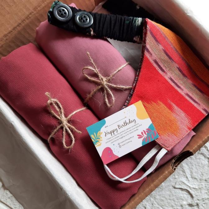 

Sale!!! Hampers Hadiah Ulang Tahun Sidang Wisuda Hijab+Masker+Konektor - Paling Dicari