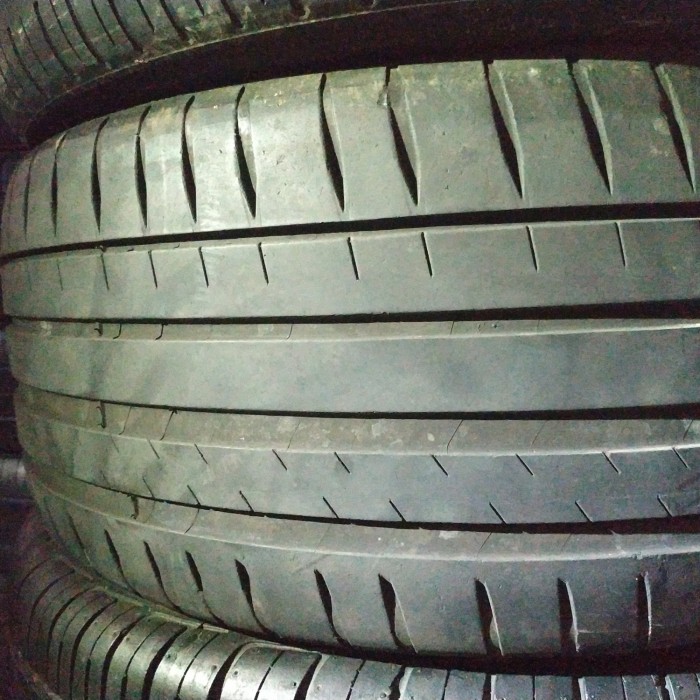 Ban mobil 235/45 R18 bekas