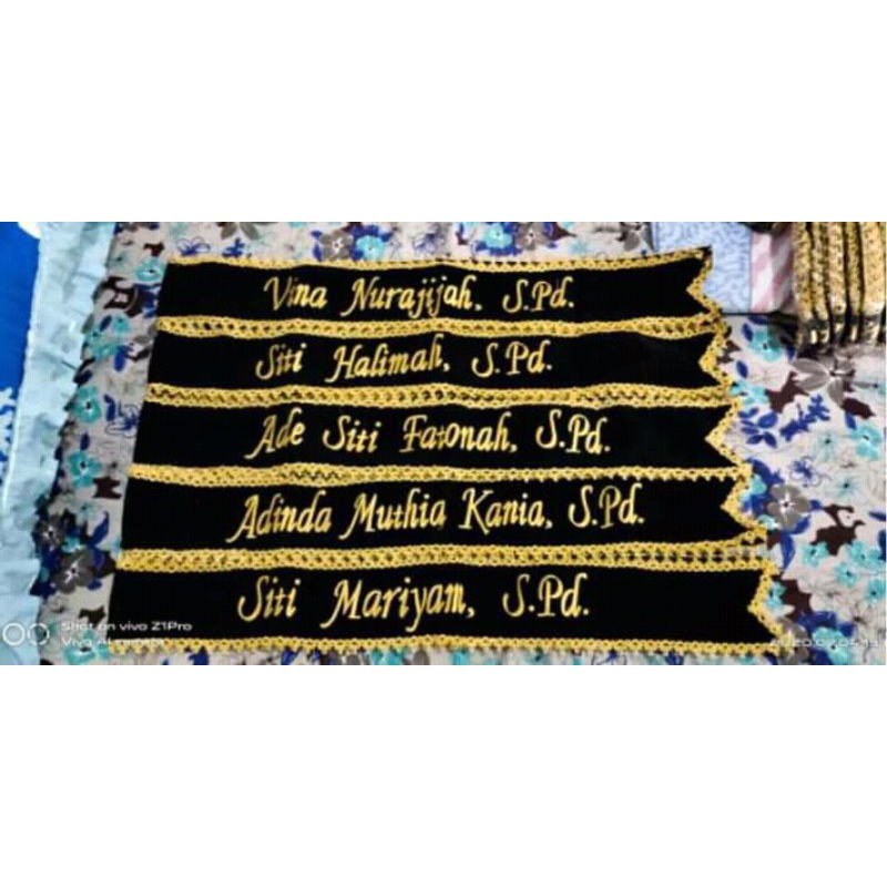 Selempang wisuda bludru list renda