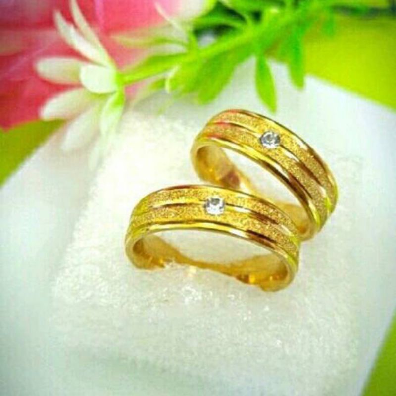 CINCIN TITANIUM WANITA MOTIF SERBUK EMAS FARIASI PERMATA