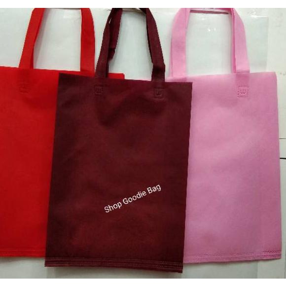 

Ready P60DS isi 12pcs Tas Spunbond Handle uk 30x40x8 / Goodie Bag / Tas Kain Polos 46 Kirim Langsung