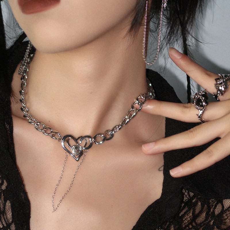 Kalung Rantai Pendek Liontin Hati Hollow Bahan Metal Gaya Punk Untuk Wanita