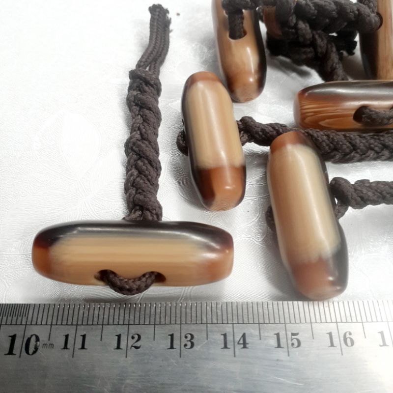 Original Stopper Kancing Kimtan Tanduk Variasi Tali 2 Lubang Wooden Button Toggle 2 Hole &amp; Cord Lock Akrilik Kayu Stok Garmen