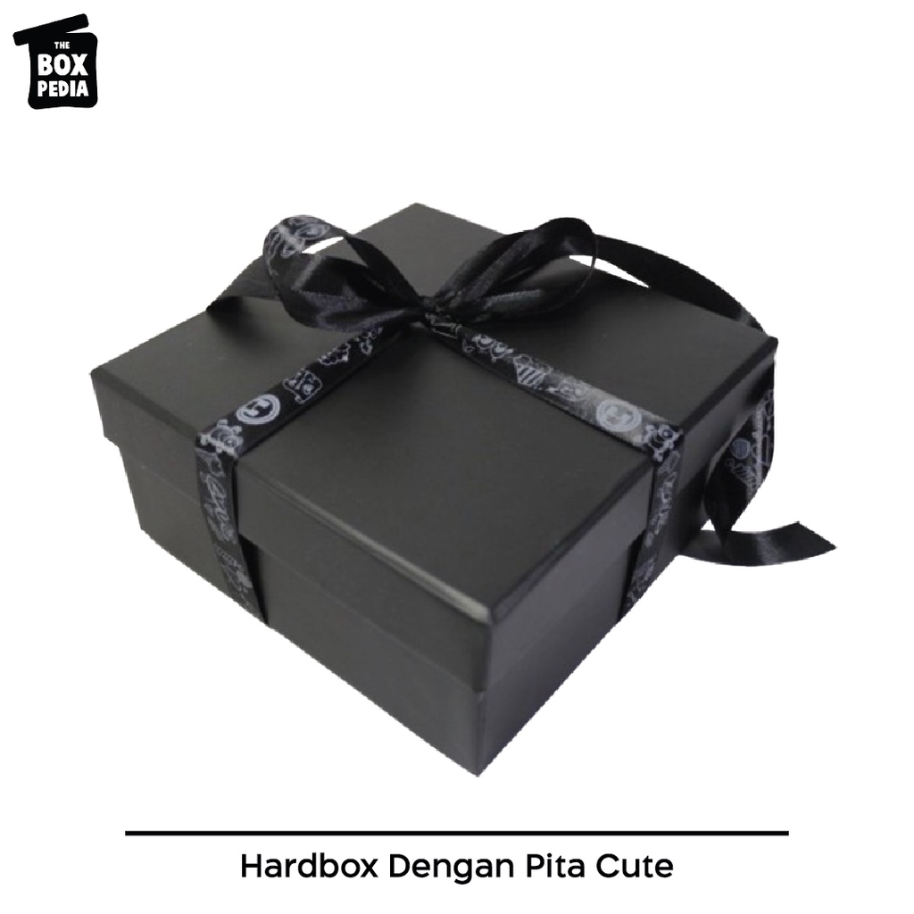 

Hardbox Premium Dengan Pita Cute Hitam Cocok Untuk Packaging Kado, Hampers, Dll