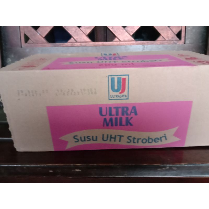 

susu ultra uht strawberry 200 ml perpack 24