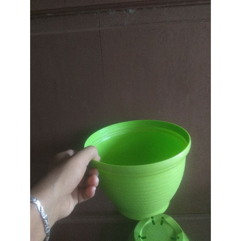 Pot tawon / lebah plastik warna hijau uk.18 cm