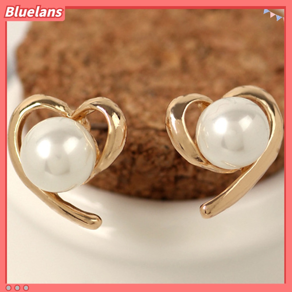 1 Pasang Anting Stud Bentuk Hati Aksen Mutiara Imitasi Bahan Alloy Gaya Elegan Untuk Harian
