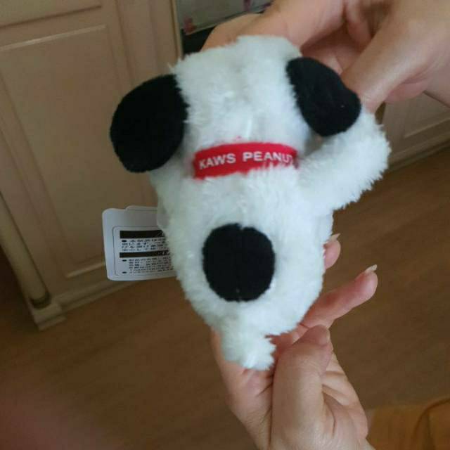 Gantungan Kunci Kaws X UNIQLO Snoopy version