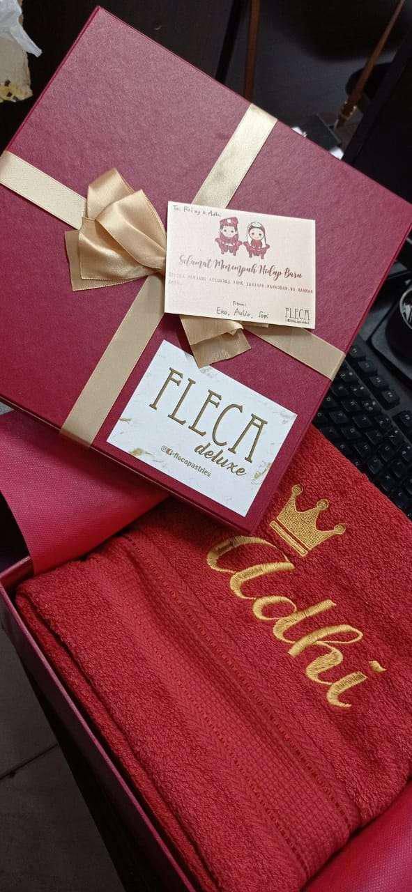 Giftset Handuk Custom Nama Fleca Deluxe Hamper 70x135 Couple Kado Pernikahan Towel Mandi Hantaran