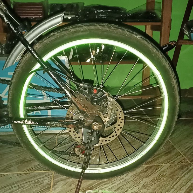 STIKER VELG REFLEKTIF MENYALA KETIKA KENA LAMPU