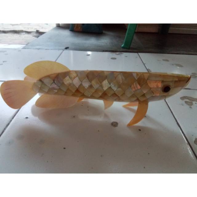 Miniatur ikan arwana dari kerang mutiara uk. ± 30 cm