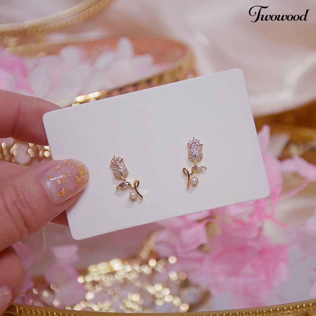 1 Pasang Anting Stud Bentuk Bunga Aksen Mutiara Tiruan Gaya Korea Untuk Perhiasan Harian