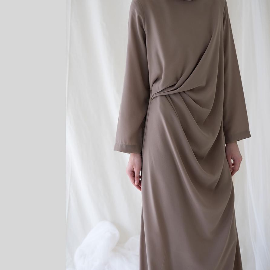 ♟ Taupe Sasmaya by Aska Label - Gamis Muslim abu lengan panjang bahan crepe premium ♘