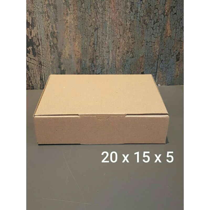 

NF kardus polos ukuran 20x15x5 cm dan 28,5x28,5x8,5 cm / box / box hampers / kardus kue