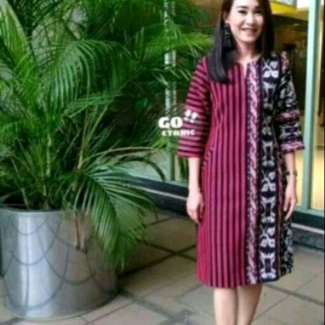 Blus tenun motif lurik mawar