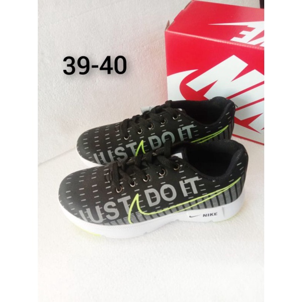 Sepatu running Nike
