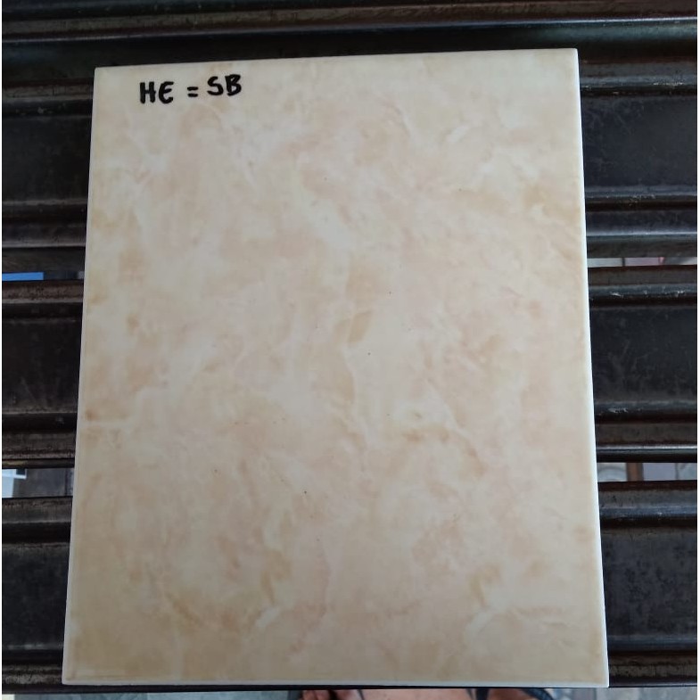 KERAMIK LANTAI 20x25 Unicorn Creame