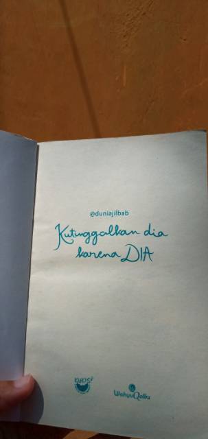 Preloved Novel Kutinggalkan Dia Karena Dia Shopee Indonesia