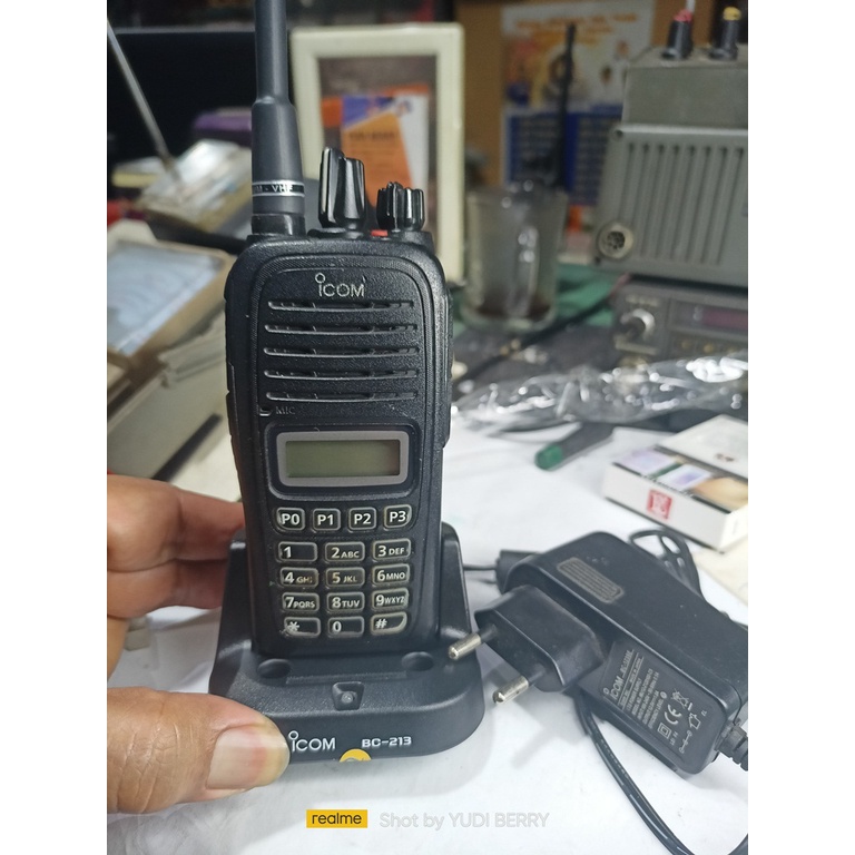 Ht Icom V88 Made in Japan Frekuensi Vhf 136 sd 174Mhz Bentuk ramping simple Power high 5watt Fisik l