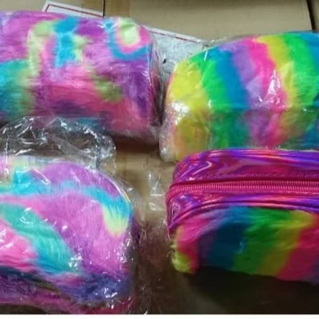 

KOTAK PENSIL BULU-BULU RAINBOW P1