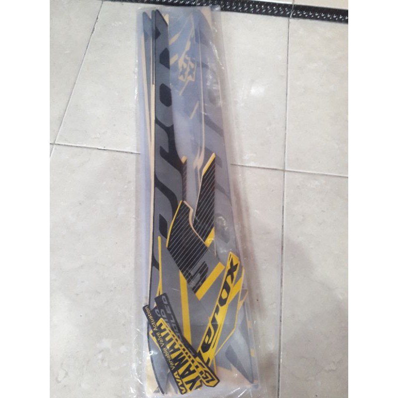 STRIPING STIKER LIS BODY MOTOR YAMAHA AEROX 155 TAHUN 2021 SILVER KUNING