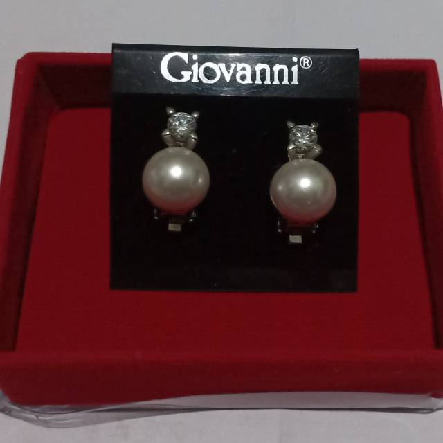 Anting mutiara Giovanni