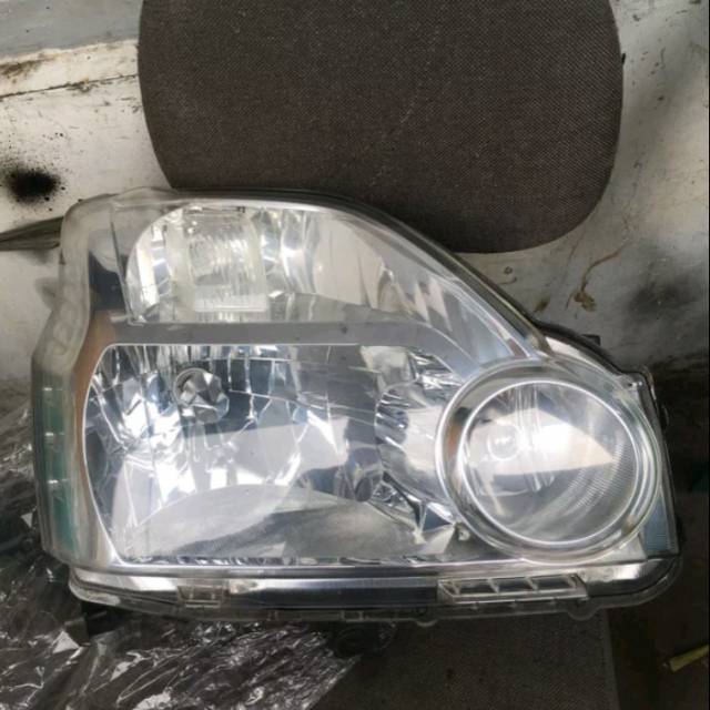 Headlamp Nissan Xtrail tahun 2010